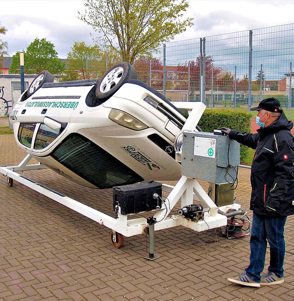 Um in den Überschlagssimulator der Verkehrswacht Sachsen-Anhalt  einzusteigen, gehörte schon ein wenig Mut. Den besaßen  jedoch viele Mädchen und Jungen der Sekundarschule.