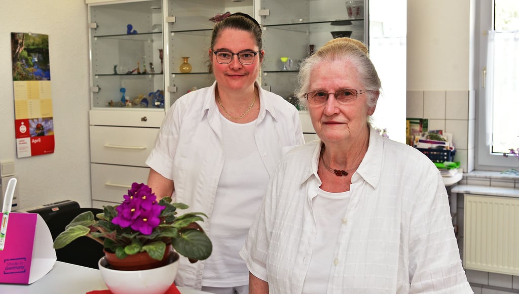 Alice Kraneis-Jahn (links) und ihre Mutter Sybille Kraneis betreiben eine gemeinsame Arztpraxis an der Bruno-Hinz-Straße in Bernburg.
