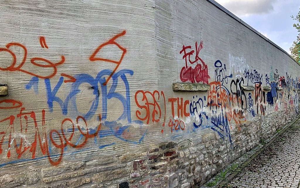 Gegenüber der Müllhalde sieht es an der Stadtmauer so aus.