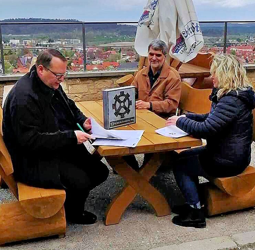 Im Beisein von Martina Stolt haben Lions-Präsident Dietmar Heinemann und Bürgermeister Heiko Breithaupt (von rechts) die Vereinbarung zur Wiederbelebung des historischen Mühlenweges an der Oberen Mühle unterzeichnet.