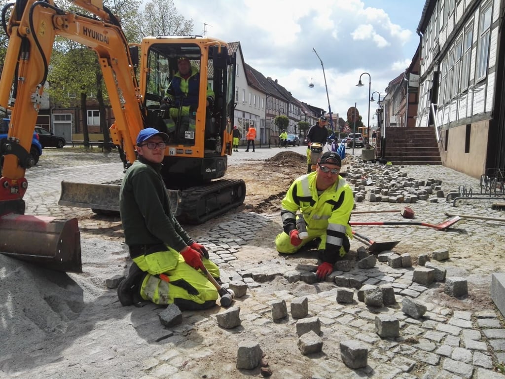Die Leerrohre für das schnelle Internet sind am Calvörder Markt verlegt, jetzt verlegen die Arbeiter die Pflastersteine.