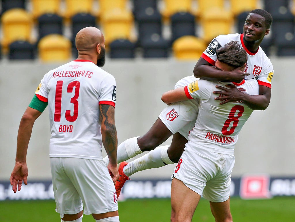 Braydon Manu fliegt nach seinem Tor Antonios Papadopoulos in die Arme. Terrence Boyd (l.) eilt hinzu.