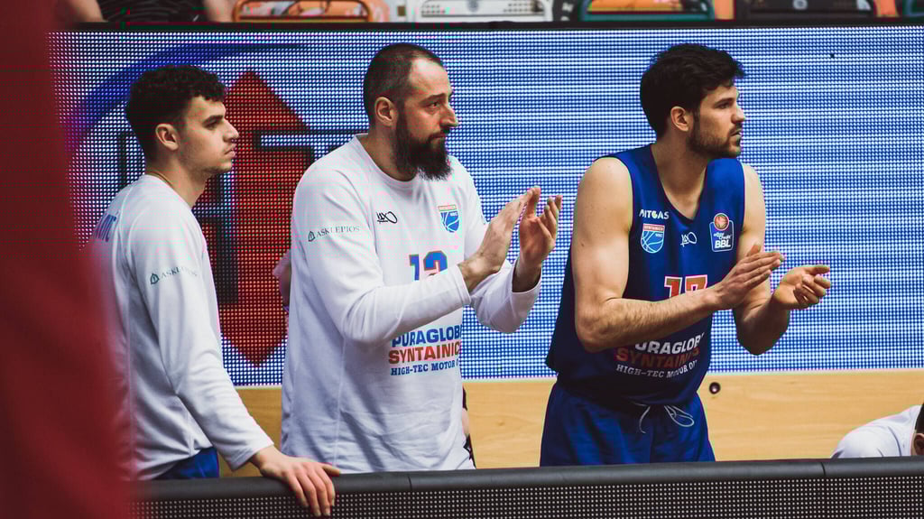 MBC-Center Djordje Pantelic (m.) schrieb bei der Niederlage in Vechte Klub-Geschichte.