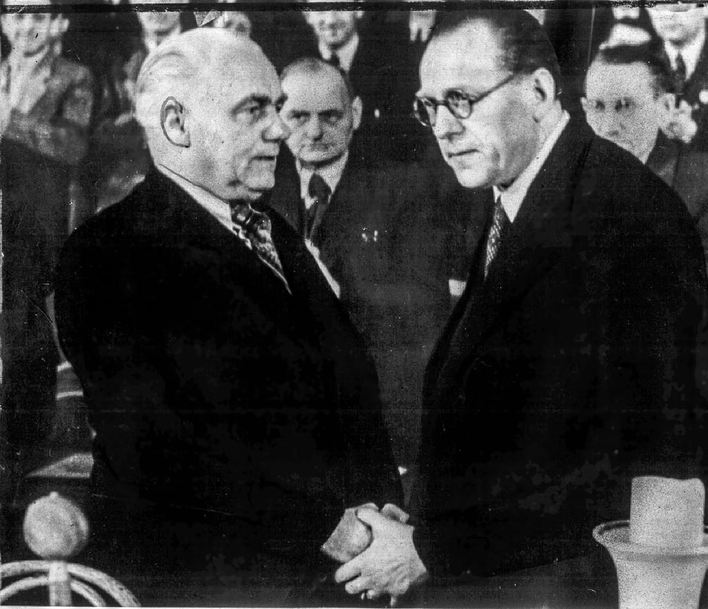Brüder in eins nun die Hände: Die Parteichefs Wilhelm Pieck (KPD, l.) und Otto Grotewohl (SPD) im Berliner Admiralspast bei ihrem Händedruck zum Vollzug der SED-Gründung im April 1945