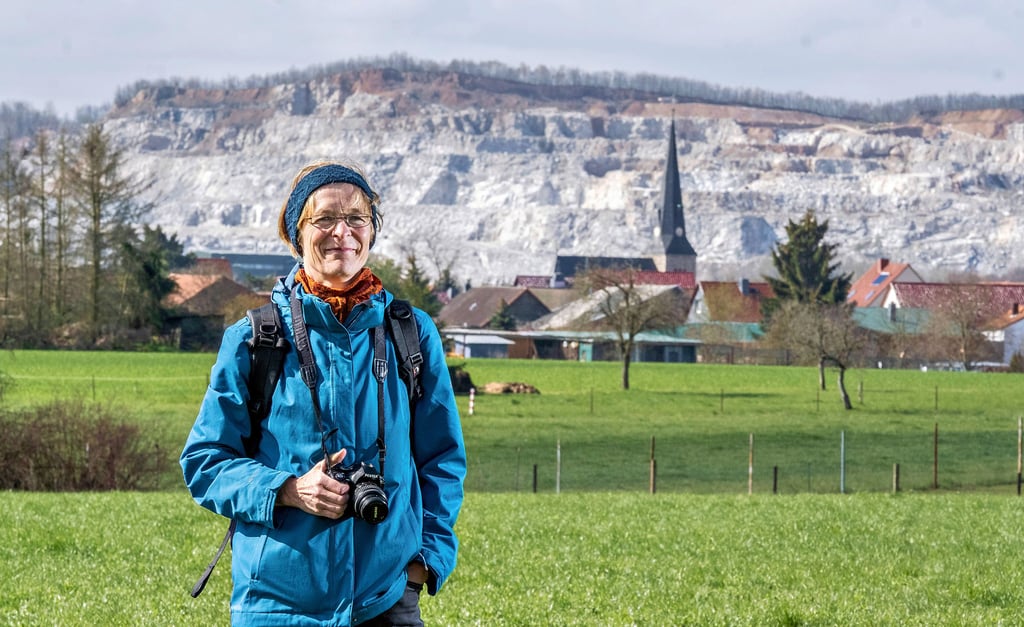 Für Ursula Schäfer vom BUND ist der Kohnstein im Hintergrund, der im thüringischen Südharz liegt, ein Sinnbild der Sünden der Gips-Industrie.
