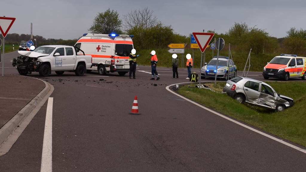 Der VW Amarok und der Skoda kollidierten in Alleringersleben.