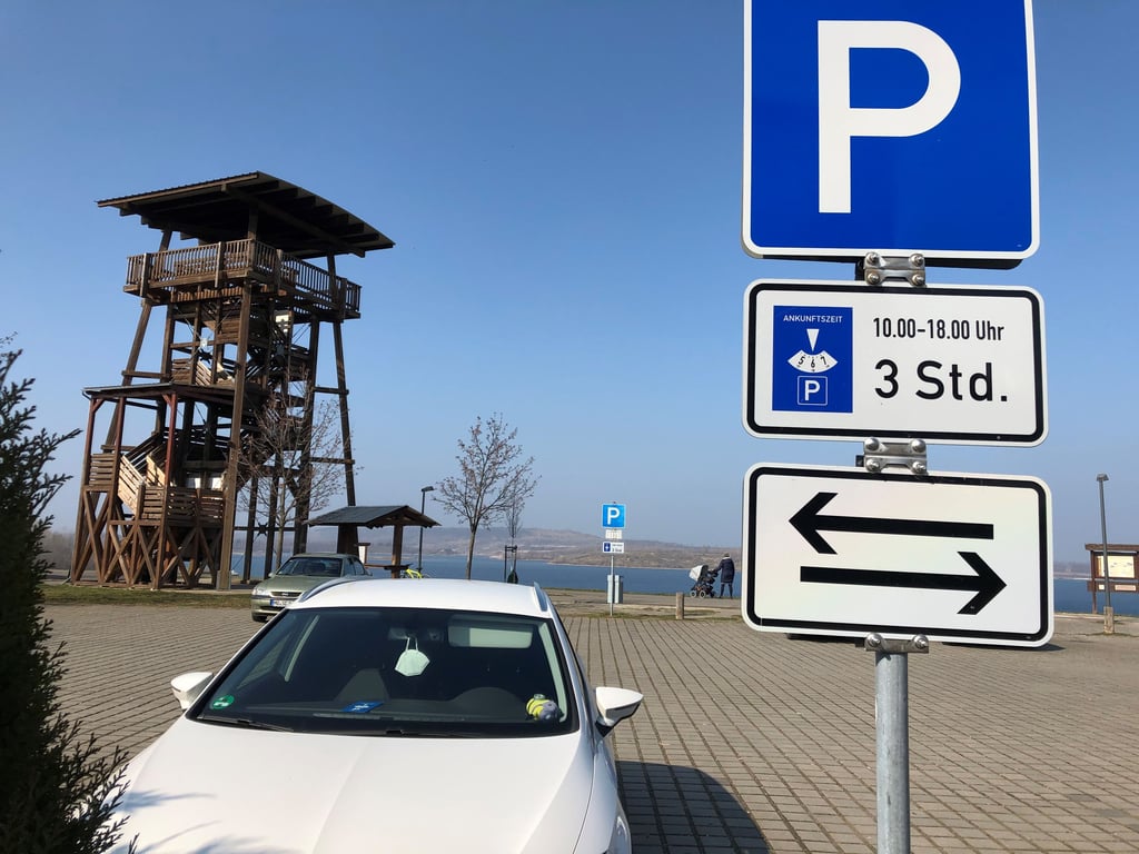 Badegäste müssen künftig für das Parken zahlen.
