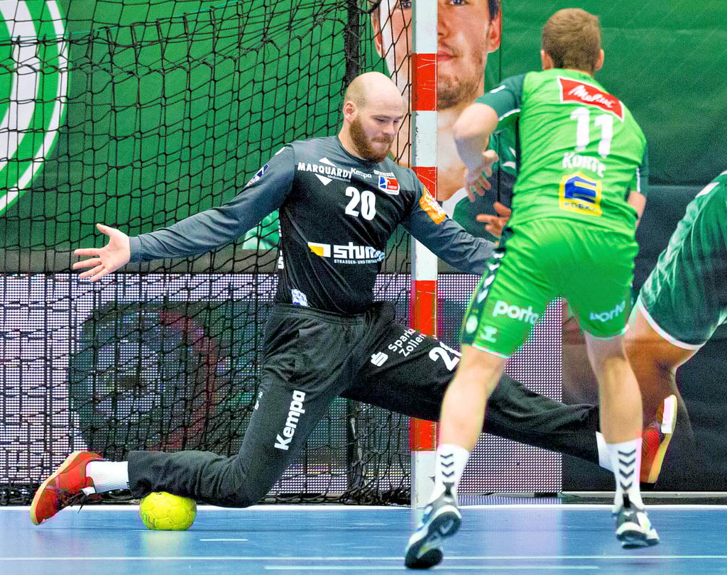 Der künftige Magdeburger Mike Jensen ?kniet? hier im Tor der HBW Balingen den Ball gegen den Mindener Mats Korte ab.