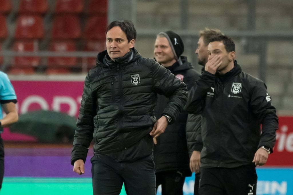 HFC-Trainer Florian Schnorrenberg (l.) war nach dem Sieg gegen Türkgücü erleichtert.