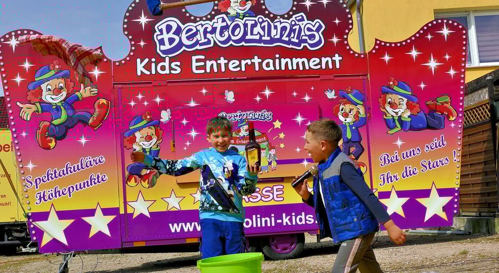 Olivia (8) und ihr Bruder Aurelio (6) üben in Seyda Zaubertricks für die große Familienaufführung im Sommer.