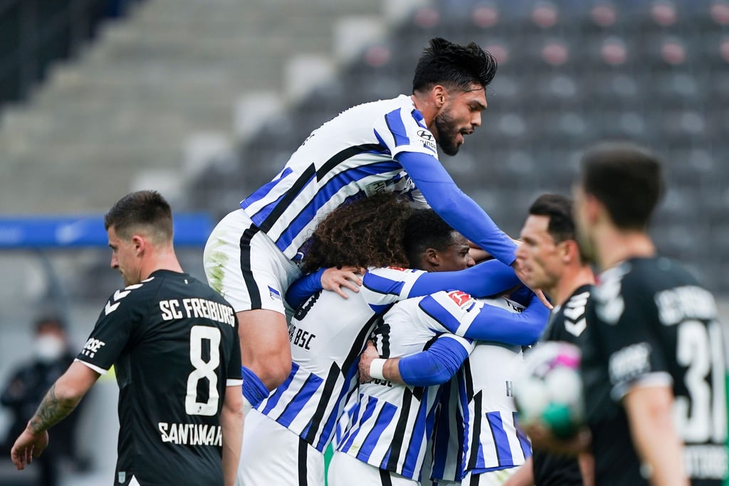 Herthas Spieler freuen sich über das Tor zum 2:0 durch Peter Pekarik.