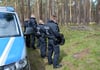 Beamte der Polizeiinspektion Stendal sichern den Einsatz im Forst bei Stendal ab.