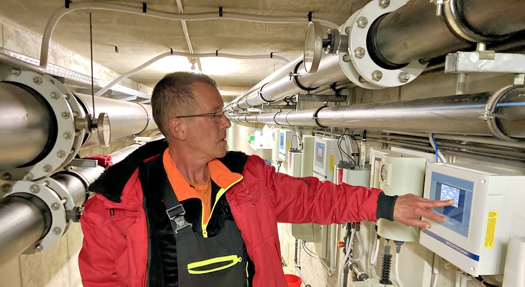 Heiko Engler kontrolliert die Messwerte, die automatisch für jedes Becken ermittelt werden, auf den unterirdischen Anzeigen.