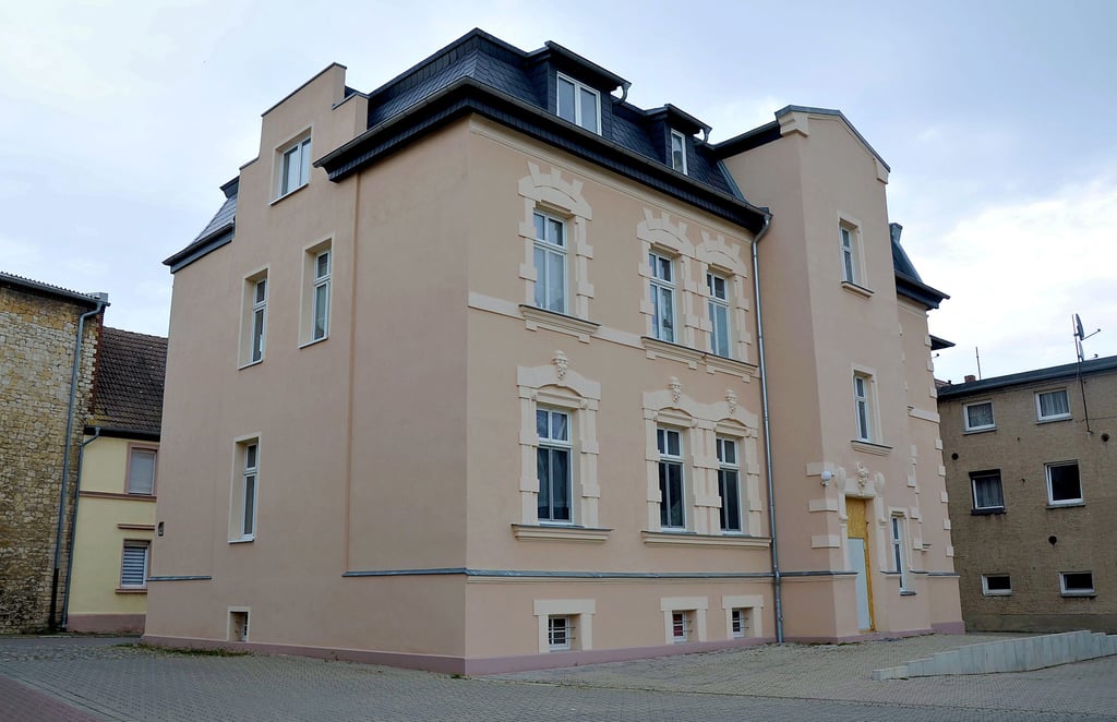 Die Villa in der Bobie in Förderstedt ist das erste Gebäude im Areal, das saniert wird. Die Eingangstür ist bereits entfernt. Was aus den anderen Gebäuden wird, ist noch unklar. Ihnen droht aber der Abriss.