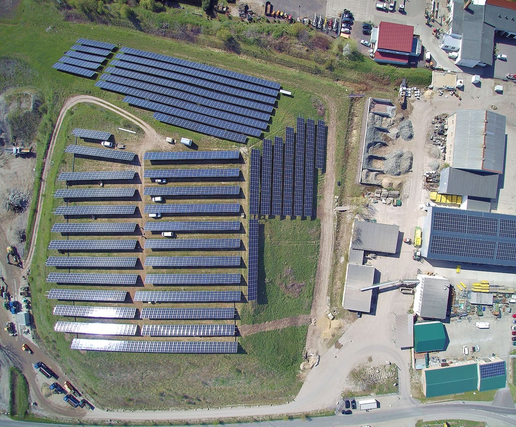 Ein Blick aus der Vogelperspektive auf das neue Solarfeld, das in Peißen auf einer Baustoffdeponie errichtet wurde. Bereits seit dem Vorjahr erzeugt eine Photovoltaikanlage auf einer Dachfläche (rechts im Bild) Strom für die Brecheranlage der Peißener Tonprodukte GmbH und Co. KG.