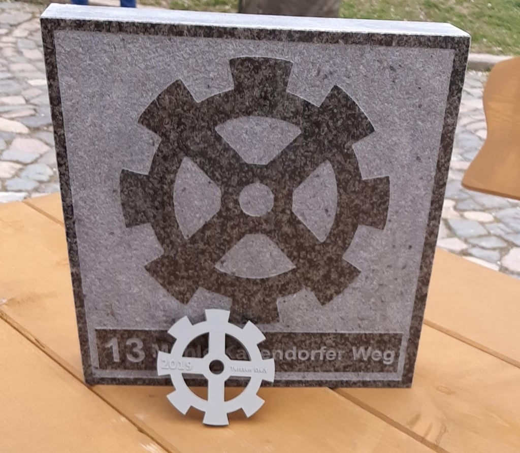 Nummer 13: Solch ein Pflasterstein erinnert demnächst im Kallendorfer Weg an die einstige Mühle dort.