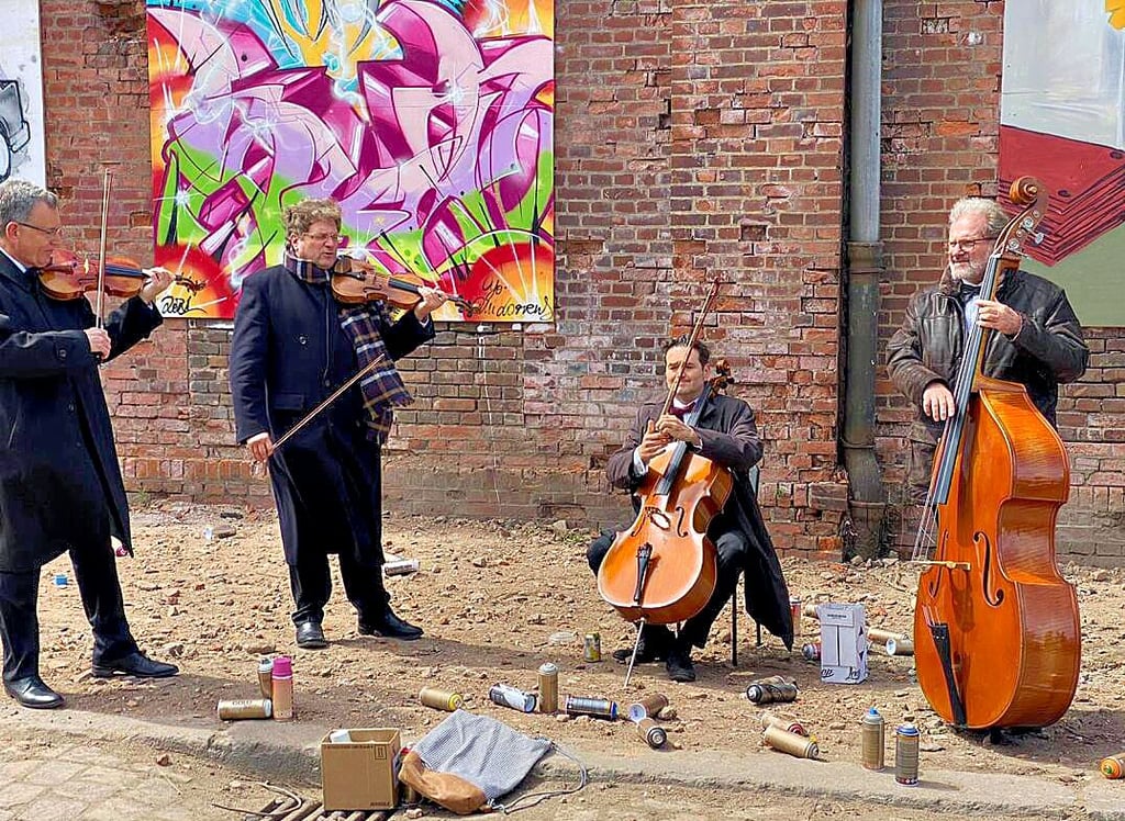 Zwischen alten Werksmauern und Graffiti-Kunst spielte das Rossini-Quartett ein kleines Konzert.