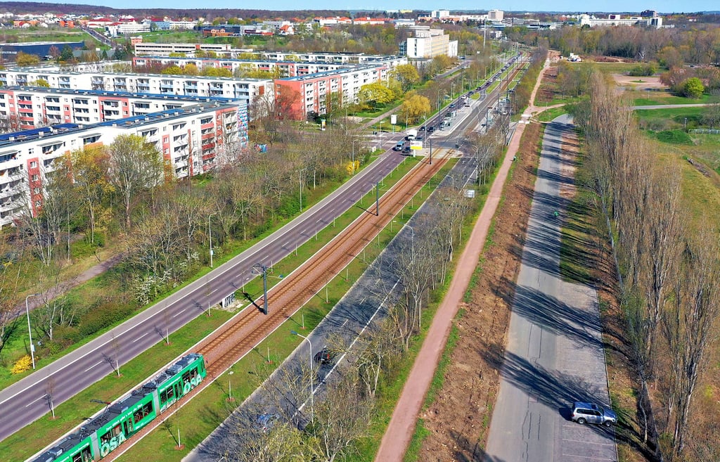 Der Fuß/Radweg auf dem alten Damm soll bleiben. Die Schutzmauer wird auf der Wasserseite - also in Richtung Altstadt - errichtet.