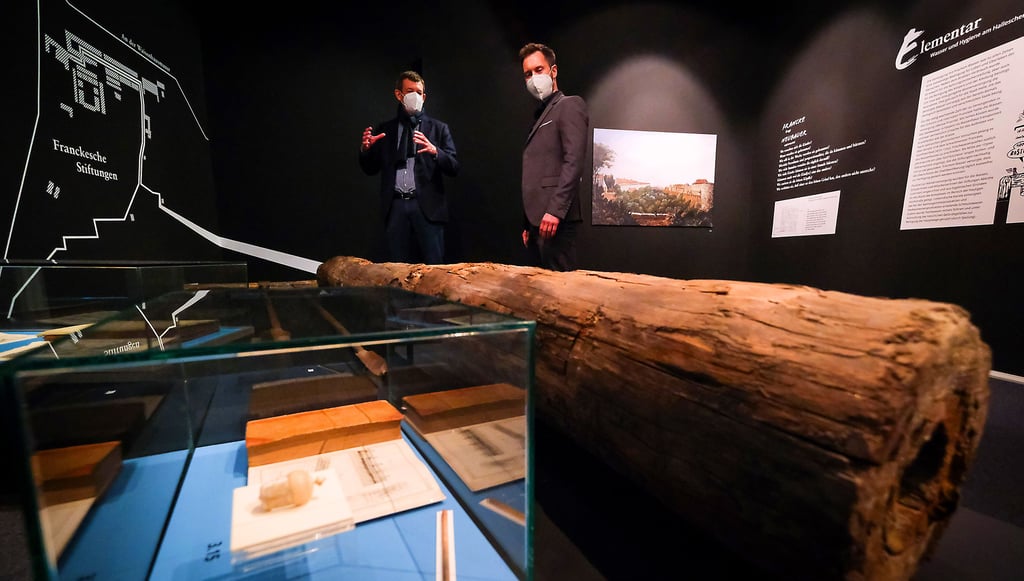 Die Kuratoren Holger Zaunstöck (l.) und Thomas Grunewald vor einer historischen Wasserleitung, wie es sie bereits in Franckes Schulstadt gab.