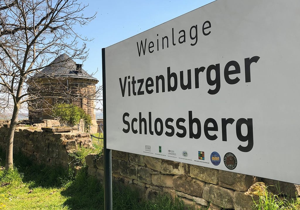 Der Schlossberg mit dem barocken Pavillon im Hintergrund