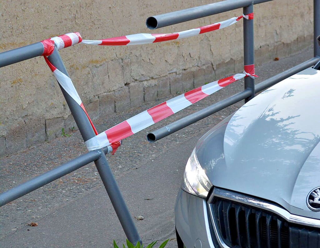 Trotz Tempo 30 ist zuletzt wieder ein Fahrzeug in das Geländer gefahren, das den Fußweg zur Straße hin trennt.