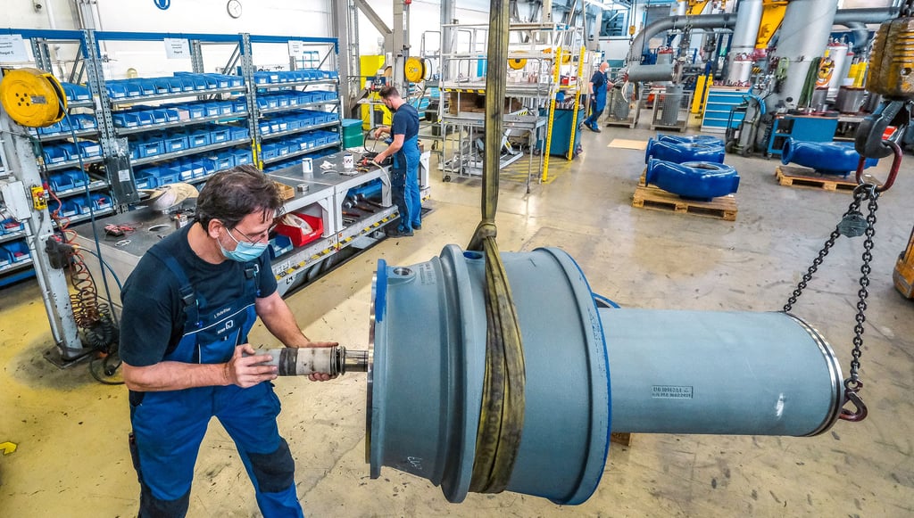 Ein KSB-Mitarbeiter baut eine Schmutzwasserpumpe zusammen. In den Werkhallen und auf dem gesamten Betriebsgelände gilt Maskenpflicht.