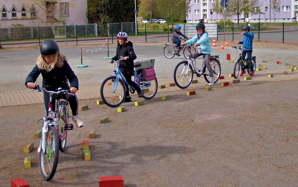 Die Mädchen und Jungen  der Grundschule Drömlingsfüchse in Oebisfelde mussten am Mittwoch mit ihren Fahrrädern einen nicht einfach zu meisternden Parcours durchfahren. Geschick und Können waren gefragt. 