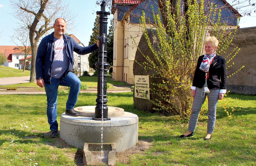 Gemeinsam nahmen Ortsbürgermeister René Stürmer und Bürgermeisterin Steffi Trittel die neue Pumpe offiziell in Betrieb.