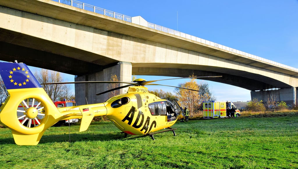 Die Feuerwehrleute im Burgenlandkreis werden häufiger als andernorts zur Absicherung von Hubschrauberlandungen angefordert.