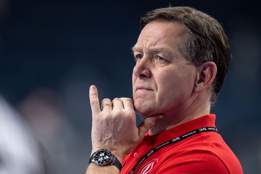 Deutschlands Trainer Alfred Gislason verfolgt eine Partie an der Seitenlinie.
