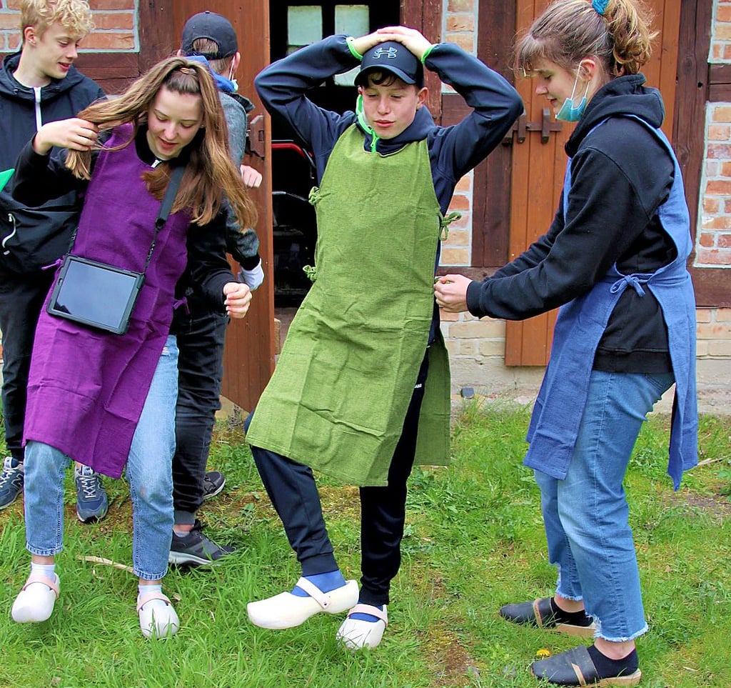 Mit Schürzen und Holzschuhen wagten sich diese Sekundarschüler ins Mittelalter.