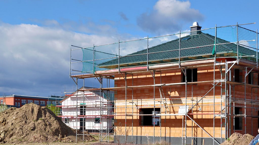 Hausbau an der Stralsunder und der Greifswalder Straße in Nachbarschaft der Nachtweide auf dem Gelände des früheren Junkerswerks in der Neuen Neustadt. Wie das Land ermittelte, übersteigt in Magdeburg die Nachfrage nach Bauland das Angebot.