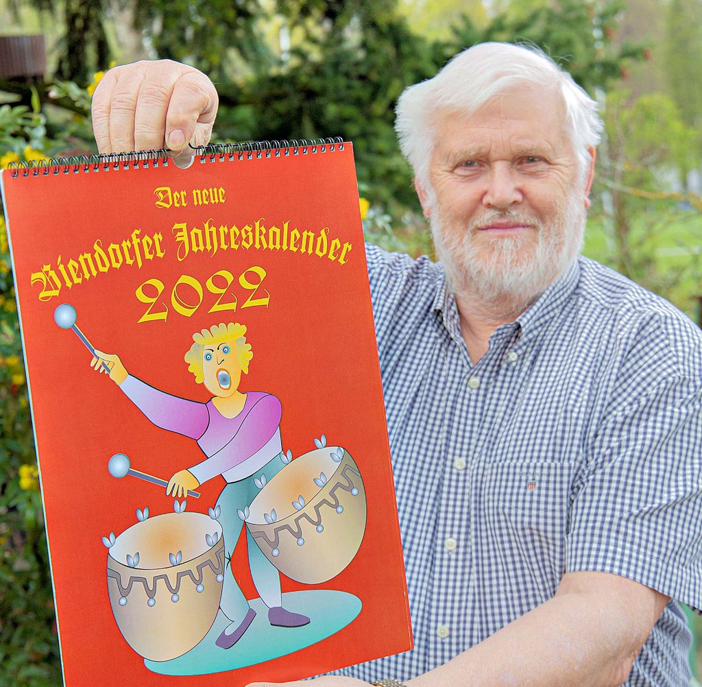 Rudolf Schreiber präsentiert den neuen Heimatkalender.