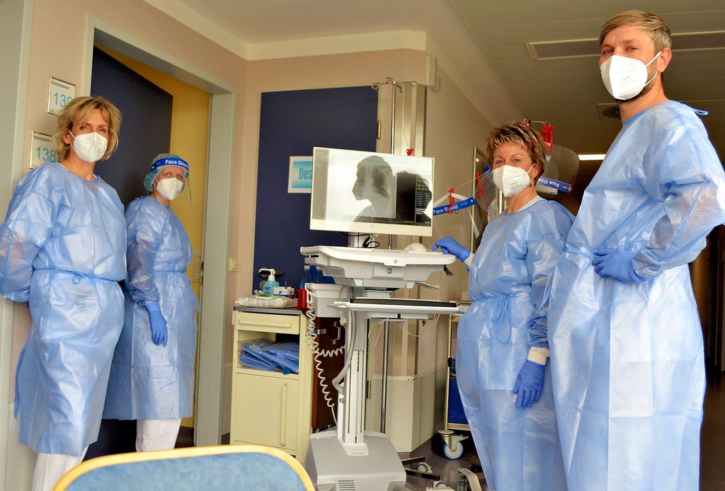 Oberärztin Dr. med. Petra Hampel (2.v.r.) mit ihrem Team: Beim Gang ins Patientenzimmer trägt Assistenzärztin Sandra Schwanebeck Visier.