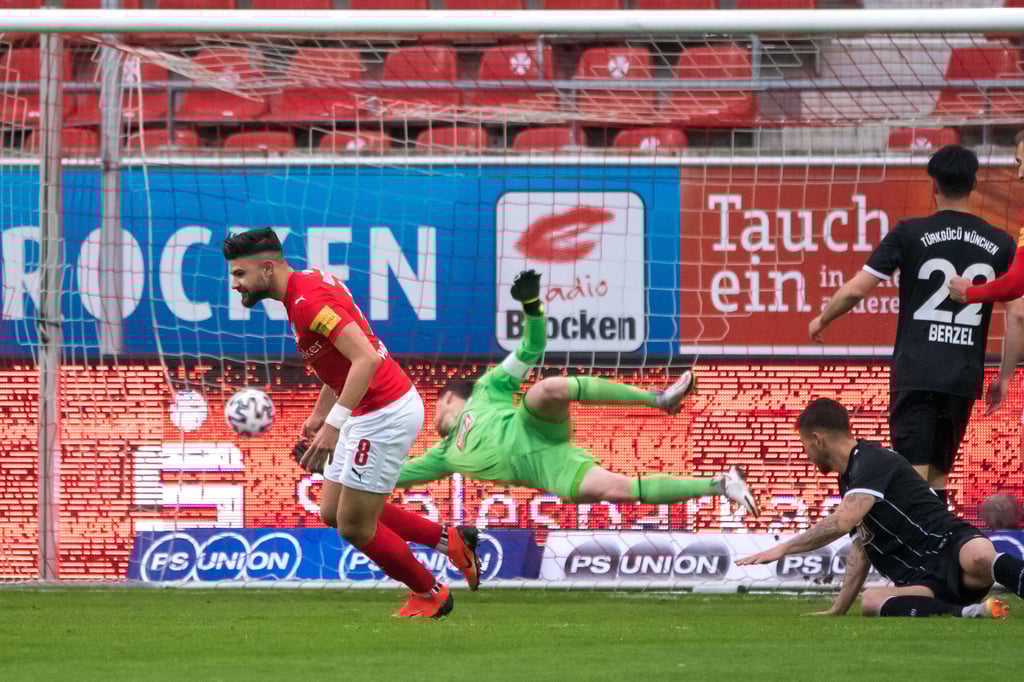 Antonios Papadopoulos trifft für den HFC zum 1:0 gegen Türkgücü.