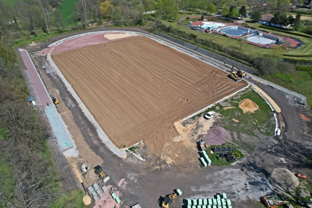 Der Um- und Ausbau des Jahn-Stadions in Zerbst läuft auf Hochtouren, wie die aktuelle Aufnahme zeigt.