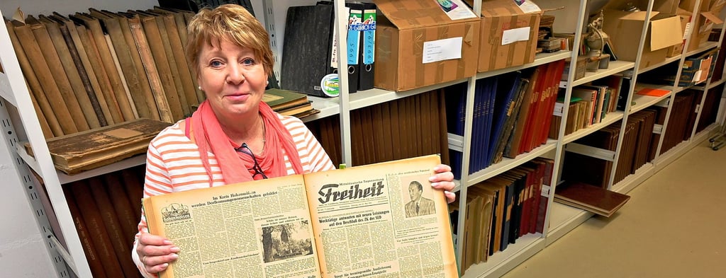 Rund 150 Zeitungsbände sind im Archiv des Agricolagymnasiums untergebracht. Lehrerin Regina Kirchberger zeigt ein Exemplar.