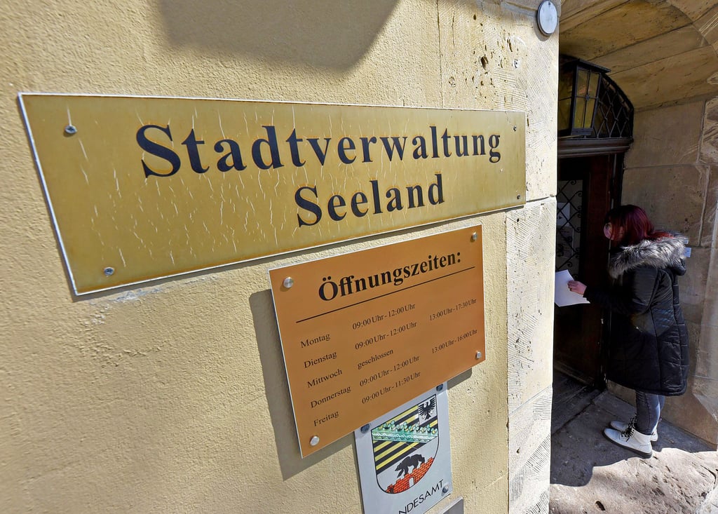 Für den spontanen Besucherverkehr ist das Rathaus der Stadt Seeland geschlossen. Doch mit Termin ist ein Besuch möglich.