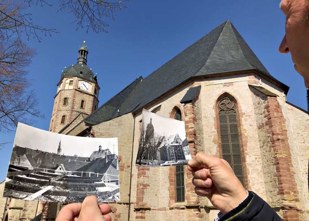 Pfarrer Klemens Niemann zeigt Fotos vom Brand der Jacobikirche am 2. Mai 1971 und dem Wiederaufbau