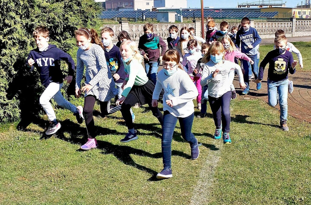 Der Startschuss zum sportlichen Projekt ?Von der Elbquelle bis zur Mündung - Ich laufe mit? ist gefallen. Bis zu Beginn der Pfingstferein haben die Kinder und ihre Lehrer Zeit, die 1.094 Kilometer von Spindlermühle im Riesengebirge bis zur Nordsee zu schaffen. Der weiße Strich dient der Orientierung.