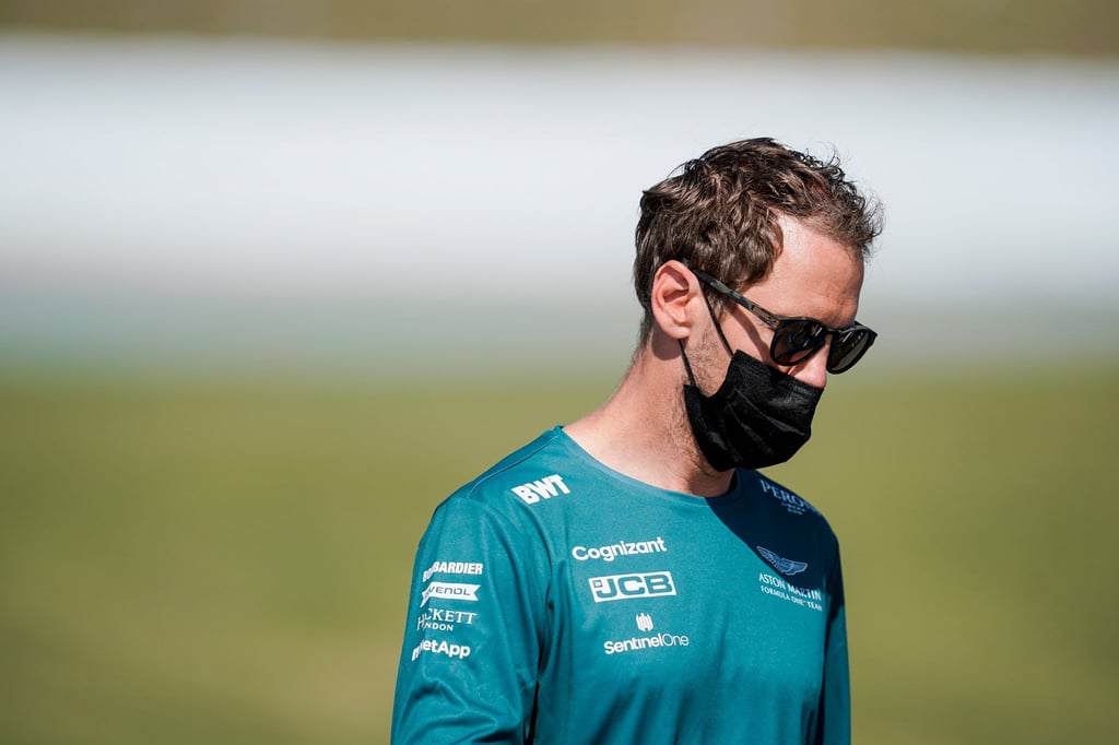 Sebastian Vettel vom Team Aston-Martin trifft an der Rennstrecke in Spanien ein.