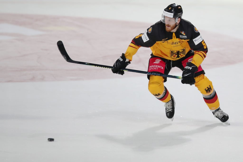 Nationalspieler Korbinian Holzer unterschrieb in Mannheim.