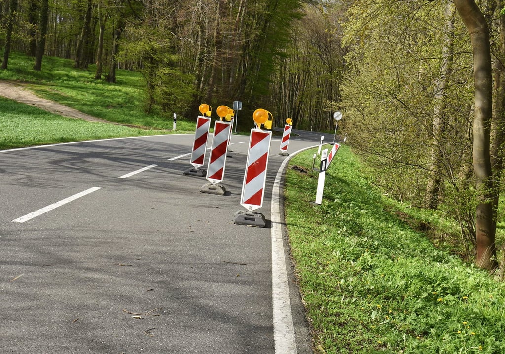 Statt einer Vollsperrung - diese hatte lediglich einen Tag gedauert - befindet sich auf der Landesstraße 214 zwischen Saubach und Bucha derzeit nur noch eine Fahrbahneinengung.
