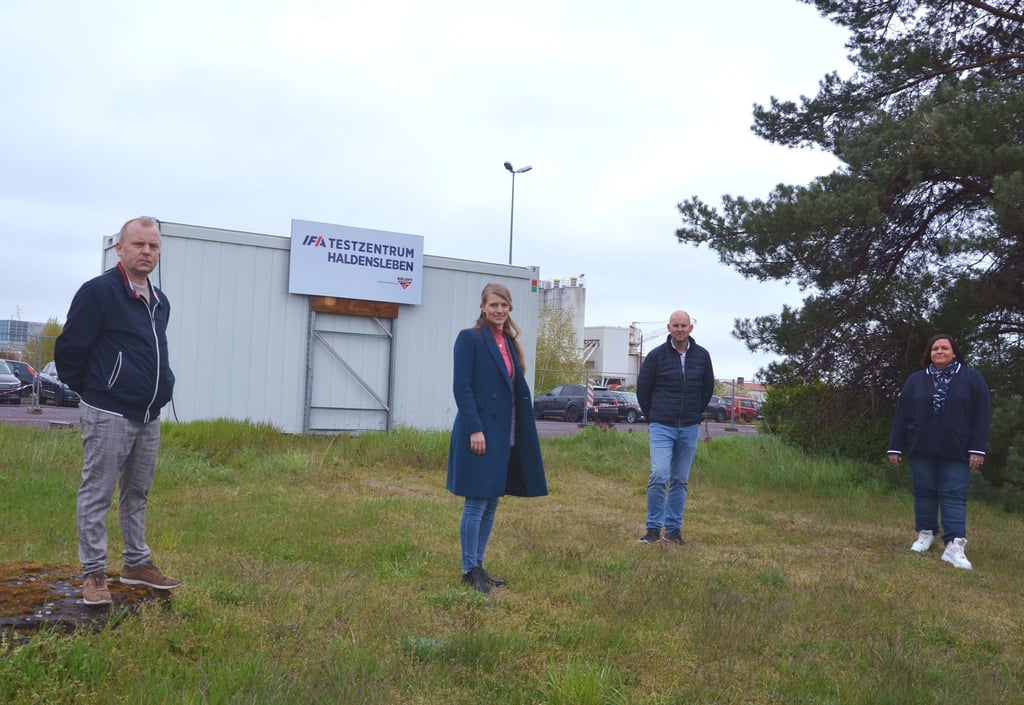 Auf dem Parkplatz des Haldensleber Unternehmens Ifa Group in der Industriestraße wird ein Testzentrum eröffnet. Dafür haben Sina Roloff (r.) und Steffen Elliger (l.) vom Magdeburger Unternehmen Werkzeug Roloff mit Ifa zusammengearbeitet. Stefan Albrecht als Fachkraft der Arbeitssicherheit und Deborah Neuhaus vom Bereich Kommunikation waren mit im Boot.