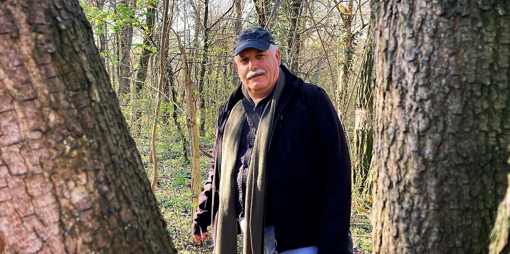 Andreas Liste führt zum Tag des Baumes eine Exkursion in Halle.