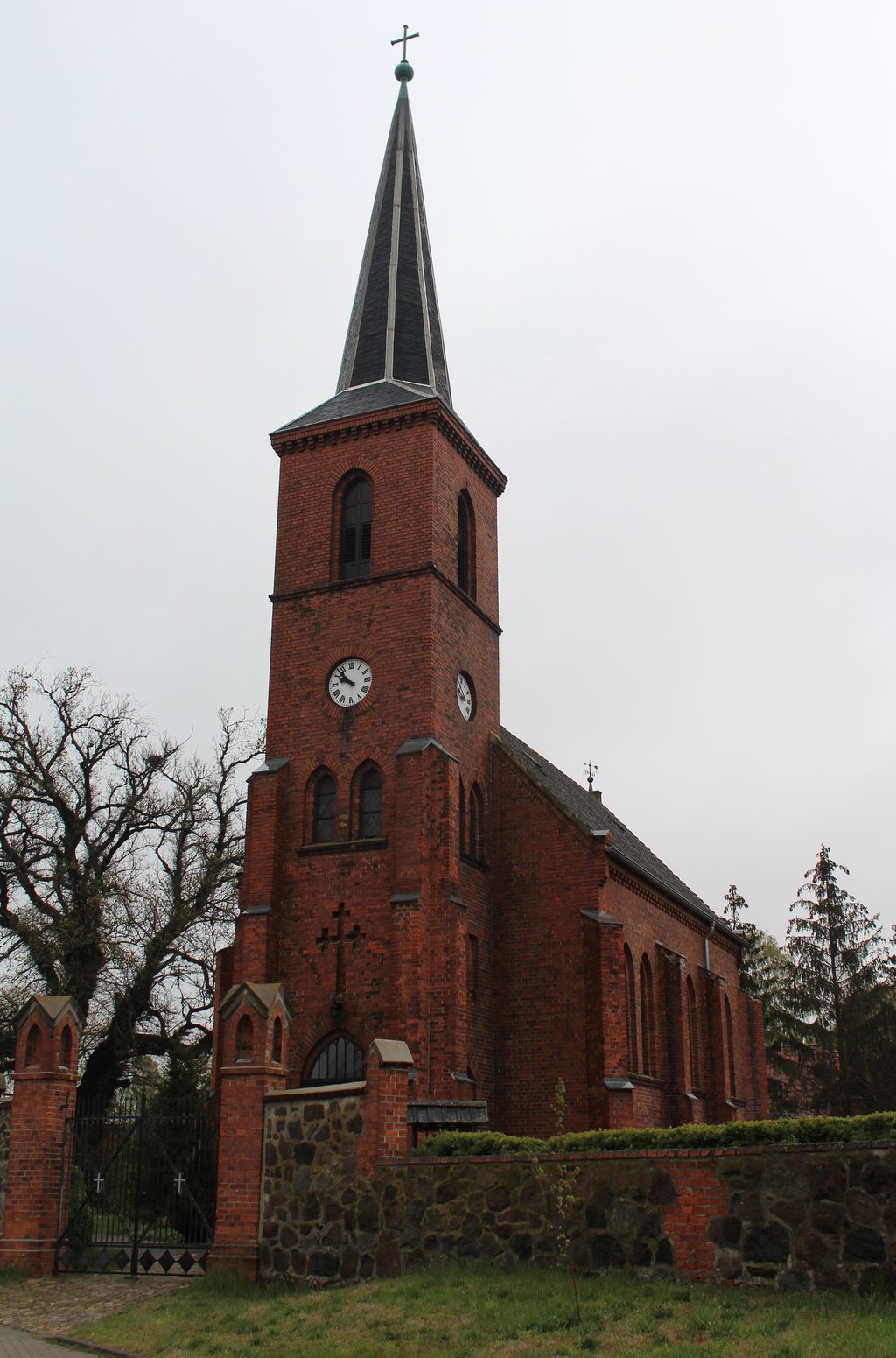 In der Mühsldorfer Kirche soll es neue Fenster geben.