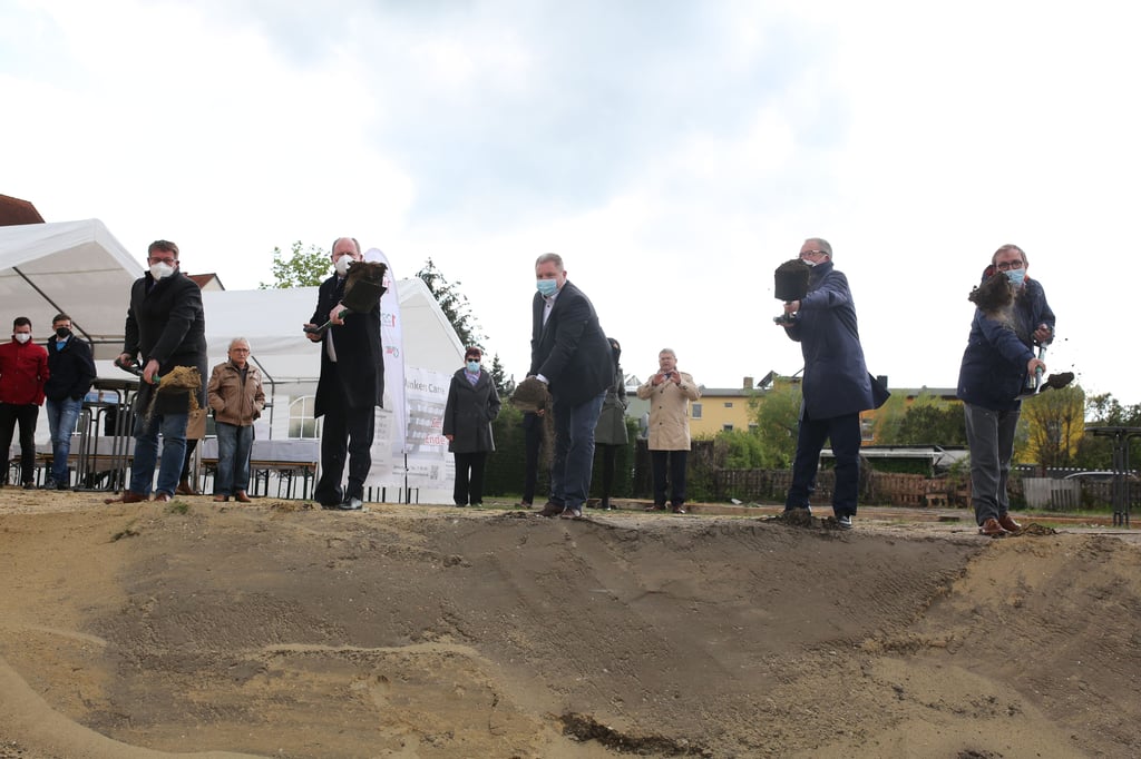 Erster Spatenstich GWG an der Schönebecker Karl-Liebknecht-Straße, Beim Spatenstich dabei (v.l.): Schönebecks Oberbürgermeister Bert Knoblauch, Verkehrsminister Thomas Webel, GWG-Vorstand Uwe Nachsel, Genossenschafts-Verbandsdirektor Ronald Meißner und Landrat Markus Bauer