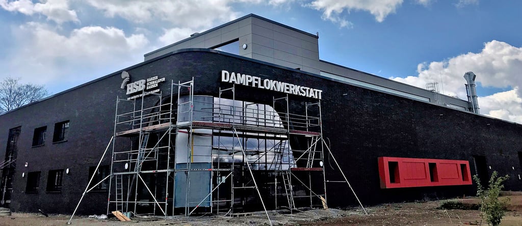 Die Bauarbeiten der neuen Dampflokwerkstatt neigen sich langsam dem Ende zu.