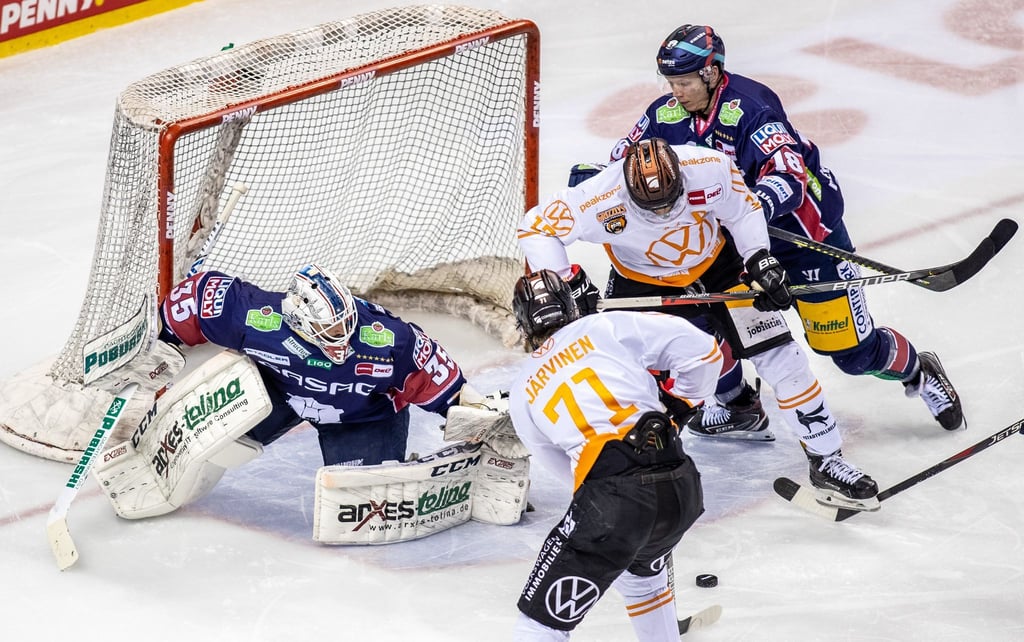 Eisbären-Torwart Mathias Niederberger (l-r) verteidigt das Tor gegen Matti Järvinen und Anthony Rech von den Grizzlys Wolfsburg - Berlins Jonas Müller kommt zur Unterstützung dazu.