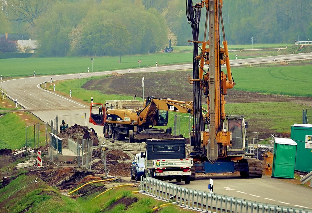 Die Mitarbeiter vom Perner-Spezialtiefbau aus Delitzsch stabilisieren den Untergrund bis in rund acht Meter Tiefe.